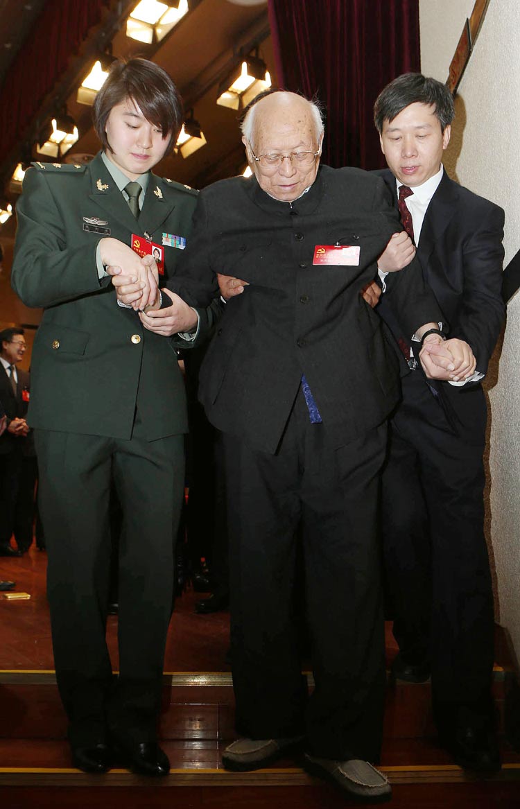 這是11月8日,焦劉洋(左一)攙扶焦若愚。 焦若愚出生于1915年,是最年長的十八大代表,兩人年齡相差74歲,黨齡相差72年。
