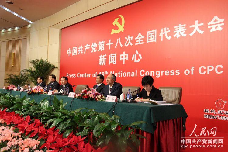 集體採訪會議主席臺（人民網(wǎng)記者 毛雷 攝）