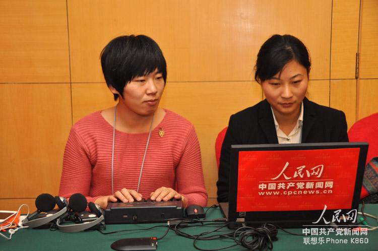 人民網(wǎng)直播組準(zhǔn)備就緒，圖為人民網(wǎng)速錄工作人員。（人民網(wǎng) 張啟川 攝）