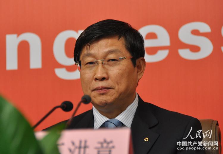中國(guó)建設(shè)銀行董事長(zhǎng)王洪章在“中國(guó)銀行改革與科學(xué)發(fā)展”集體採(cǎi)訪會(huì)上。（人民網(wǎng) 張啟川 攝）