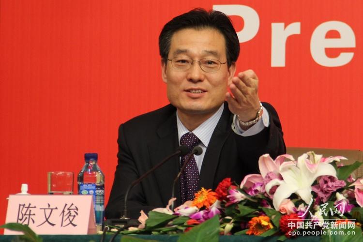 主持人陳文俊邀請記者提問（人民網記者 毛雷 攝）