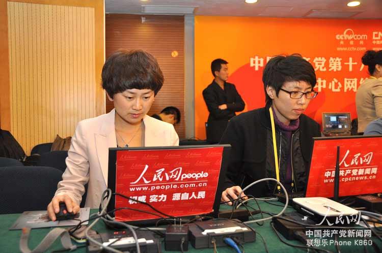 圖：十八大網絡訪談“中國的司法公正”即將開始 人民網直播組準備就緒。人民網 張啟川 攝