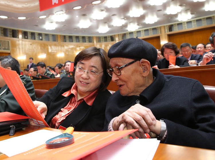     11月14日，中國共產黨第十八次全國代表大會閉幕會在北京人民大會堂舉行。這是代表準備投票。新華社記者劉衛兵攝