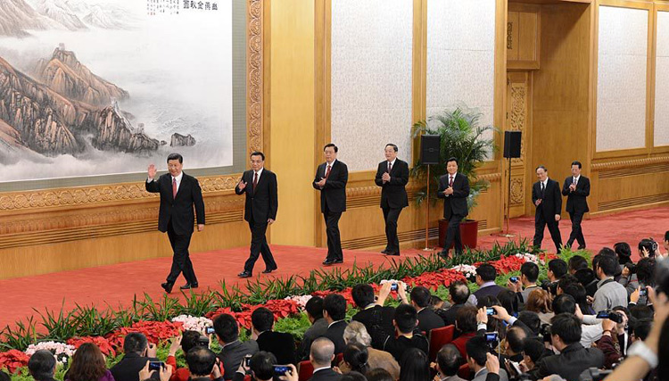 11月15日，新一屆中央政治局常委同中外記者見面。