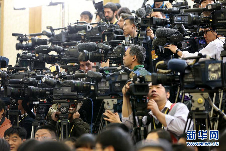 11月15日，記者在北京人民大會堂準備採訪中共十八屆一中全會上當選的中央政治局常委。 新華社記者丁林攝 
