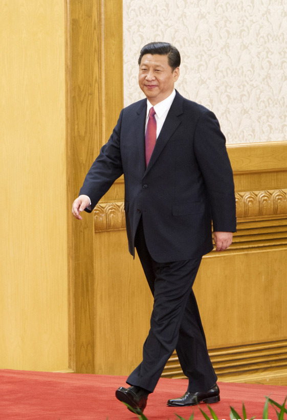     11月15日，剛剛在中共十八屆一中全會(huì)上當(dāng)選的中共中央總書記習(xí)近平和中央政治局常委李克強(qiáng)、張德江、俞正聲、劉雲(yún)山、王岐山、張高麗在北京人民大會(huì)堂同採(cǎi)訪十八大的中外記者親切見(jiàn)面。這是習(xí)近平總書記步入會(huì)場(chǎng)。新華社記者黃敬文攝 