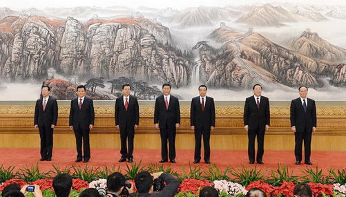 2012年11月15日，剛剛在黨的第十八屆中央委員會(huì)第一次全體會(huì)議上當(dāng)選的中共中央總書記習(xí)近平和中共中央政治局常委李克強(qiáng)、張德江、俞正聲、劉雲(yún)山、王岐山、張高麗在北京人民大會(huì)堂同採訪十八大的中外記者親切見面。