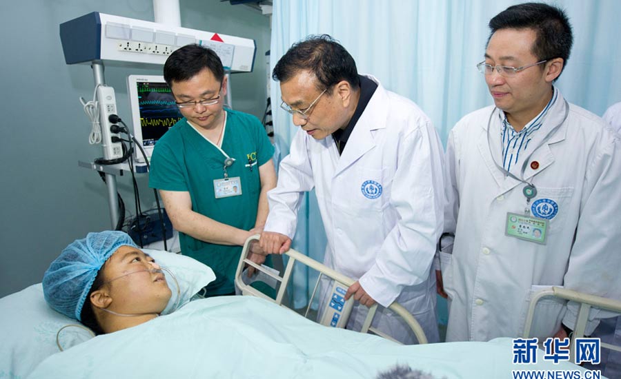    4月21日，中共中央政治局常委、國務(wù)院總理李克強來到成都華西醫(yī)院，看望在這裡接受治療的蘆山“4·20”地震危重傷員。新華社記者黃敬文攝