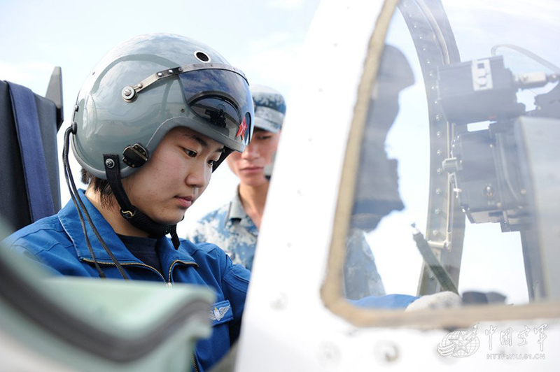 轉機種學習中,一名女學員運動腳部骨折,作為班長的白雪主動背著她上下三樓,每當大家提起這件事,白雪總會說就是偶爾背一背。大家卻異口同聲地說:“對,就是一天偶爾背兩三回,一背就是一個月。”白雪笑呵呵地說:“我這也是在練體能。”圖為認真操作(林源 攝)