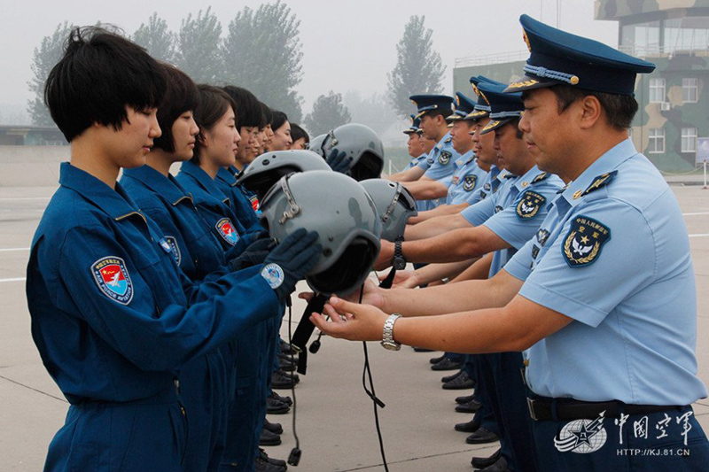 有時她們會發(fā)出這樣的疑問:自己這樣付出到底收獲了什么?她們在5年的軍旅生涯、5年的矢志飛翔中找到答案:自己駕駛戰(zhàn)鷹翱翔祖國領(lǐng)空,守護人民的和平安寧。女飛行員,不僅是一個光榮的稱謂,奮飛的翅膀上還托舉著沉甸甸的責任。圖為旅領(lǐng)導為新學員佩戴飛行頭盔(董亞新 攝)