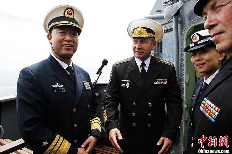 “海上聯合-2013”中俄聯合軍事演習,在完成了為期兩天的實兵演習后,當地時間7月10日下午3時15分在彼得大帝灣某海域進行海上閱兵。俄羅斯海軍司令契爾科夫、中國海軍副司令員丁一平,在閱兵艦俄羅斯瓦良格號巡洋艦上檢閱了中俄參演艦艇共同組成的編隊。陶社蘭 攝