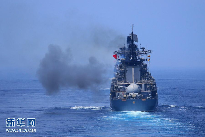 7月10日,在“海上聯合—2013”中俄海上聯演中,中國海軍艦艇編隊進入實際使用武器演習海域。當日,參加中俄“海上聯合—2013”實兵演習任務的艦艇編隊,在俄羅斯彼得大帝灣成功進行了對海、對空和對潛實兵實彈射擊演練。隨后,參加實兵演習任務的戰艦組成單縱隊駛入預定海域,來自中俄雙方的13艘艦艇和3架飛機接受了閱兵艦——俄海軍太平洋艦隊旗艦“瓦良格”號導彈巡洋艦的檢閱,至此,中俄“海上聯合—2013”演練實兵演習任務正式結束。新華社記者 查春明攝