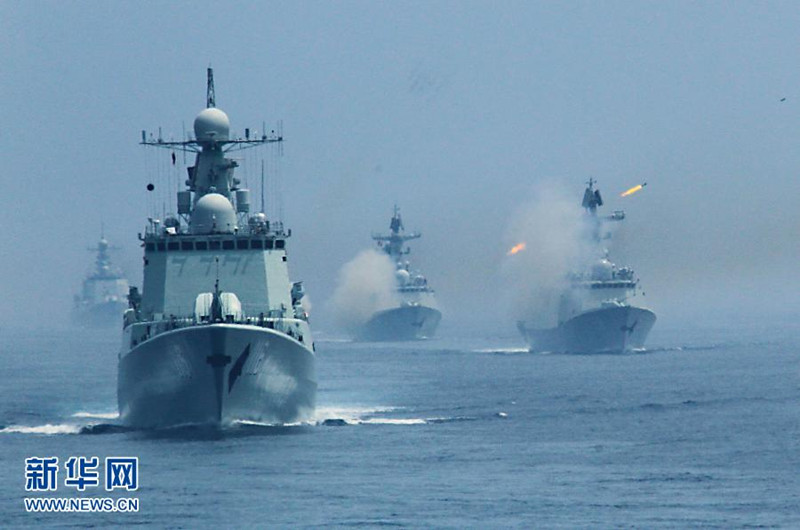 7月10日,在“海上聯合—2013”中俄海上聯演中,中國海軍艦艇編隊進入實際使用武器演習海域。當日,參加中俄“海上聯合—2013”實兵演習任務的艦艇編隊,在俄羅斯彼得大帝灣成功進行了對海、對空和對潛實兵實彈射擊演練。隨后,參加實兵演習任務的戰艦組成單縱隊駛入預定海域,來自中俄雙方的13艘艦艇和3架飛機接受了閱兵艦——俄海軍太平洋艦隊旗艦“瓦良格”號導彈巡洋艦的檢閱,至此,中俄“海上聯合—2013”演練實兵演習任務正式結束。新華社記者 查春明攝