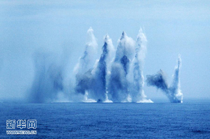 7月10日,在“海上聯合—2013”中俄海上聯演中,中國海軍艦艇編隊進入實際使用武器演習海域。當日,參加中俄“海上聯合—2013”實兵演習任務的艦艇編隊,在俄羅斯彼得大帝灣成功進行了對海、對空和對潛實兵實彈射擊演練。隨后,參加實兵演習任務的戰(zhàn)艦組成單縱隊駛入預定海域,來自中俄雙方的13艘艦艇和3架飛機接受了閱兵艦——俄海軍太平洋艦隊旗艦“瓦良格”號導彈巡洋艦的檢閱,至此,中俄“海上聯合—2013”演練實兵演習任務正式結束。新華社記者 查春明攝