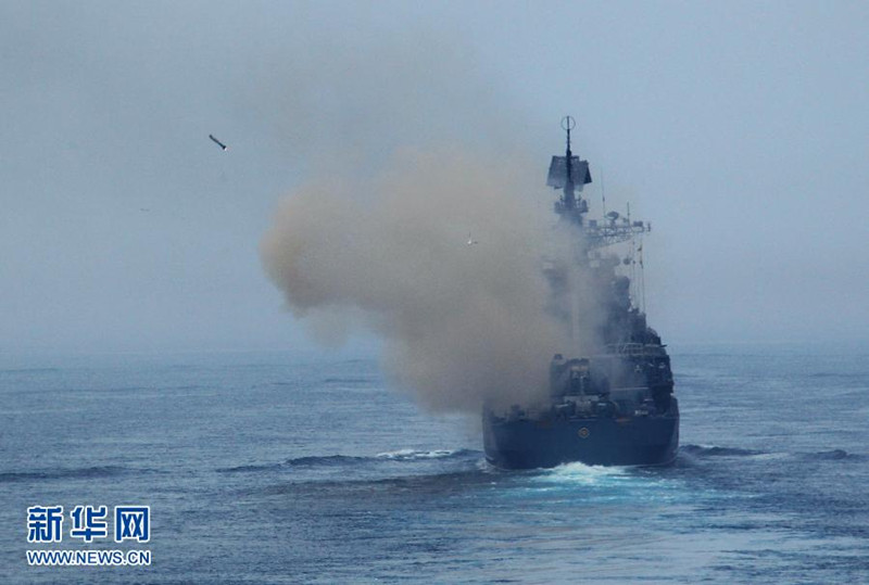 7月10日,在“海上聯合—2013”中俄海上聯演中,中國海軍艦艇編隊進入實際使用武器演習海域。當日,參加中俄“海上聯合—2013”實兵演習任務的艦艇編隊,在俄羅斯彼得大帝灣成功進行了對海、對空和對潛實兵實彈射擊演練。隨后,參加實兵演習任務的戰艦組成單縱隊駛入預定海域,來自中俄雙方的13艘艦艇和3架飛機接受了閱兵艦——俄海軍太平洋艦隊旗艦“瓦良格”號導彈巡洋艦的檢閱,至此,中俄“海上聯合—2013”演練實兵演習任務正式結束。新華社記者 查春明攝