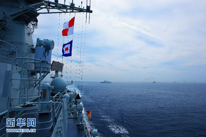7月10日,在“海上聯(lián)合—2013”中俄海上聯(lián)演中,中國海軍艦艇編隊進入實際使用武器演習(xí)海域。當日,參加中俄“海上聯(lián)合—2013”實兵演習(xí)任務(wù)的艦艇編隊,在俄羅斯彼得大帝灣成功進行了對海、對空和對潛實兵實彈射擊演練。隨后,參加實兵演習(xí)任務(wù)的戰(zhàn)艦組成單縱隊駛?cè)腩A(yù)定海域,來自中俄雙方的13艘艦艇和3架飛機接受了閱兵艦——俄海軍太平洋艦隊旗艦“瓦良格”號導(dǎo)彈巡洋艦的檢閱,至此,中俄“海上聯(lián)合—2013”演練實兵演習(xí)任務(wù)正式結(jié)束。新華社記者 查春明攝
