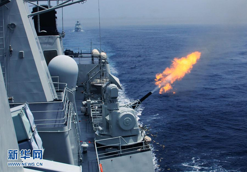 7月10日,在“海上聯合—2013”中俄海上聯演中,中國海軍艦艇編隊進入實際使用武器演習海域。當日,參加中俄“海上聯合—2013”實兵演習任務的艦艇編隊,在俄羅斯彼得大帝灣成功進行了對海、對空和對潛實兵實彈射擊演練。隨后,參加實兵演習任務的戰艦組成單縱隊駛入預定海域,來自中俄雙方的13艘艦艇和3架飛機接受了閱兵艦——俄海軍太平洋艦隊旗艦“瓦良格”號導彈巡洋艦的檢閱,至此,中俄“海上聯合—2013”演練實兵演習任務正式結束。新華社記者 查春明攝