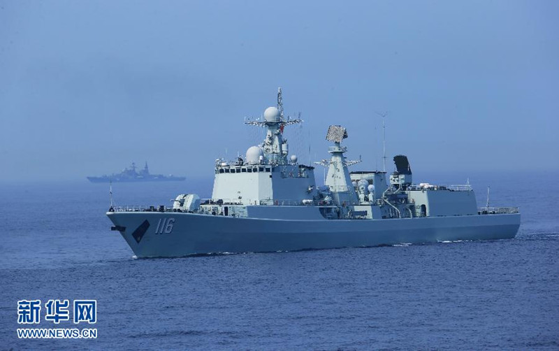 7月10日,在“海上聯合—2013”中俄海上聯演中,中國海軍艦艇編隊進入實際使用武器演習海域。當日,參加中俄“海上聯合—2013”實兵演習任務的艦艇編隊,在俄羅斯彼得大帝灣成功進行了對海、對空和對潛實兵實彈射擊演練。隨后,參加實兵演習任務的戰艦組成單縱隊駛入預定海域,來自中俄雙方的13艘艦艇和3架飛機接受了閱兵艦——俄海軍太平洋艦隊旗艦“瓦良格”號導彈巡洋艦的檢閱,至此,中俄“海上聯合—2013”演練實兵演習任務正式結束。新華社記者 查春明攝