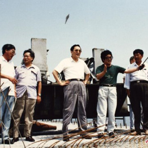 俞正聲同志照片集            1994年，時(shí)任山東省委常委、青島市委書記的俞正聲考察青島跨海高速公路的建設(shè)情況。