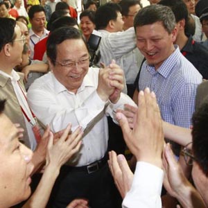 俞正聲同志照片集            2012年6月10日，中共中央政治局委員、上海市委書記俞正聲在第一屆上海市民運(yùn)動會開幕式上與當(dāng)?shù)厥忻窠涣鳌?/></a><a href=