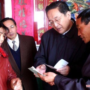俞正聲同志照片集            2002年1月11日，湖北省委書記俞正聲在考察湖北嘉魚縣時(shí)，與當(dāng)?shù)剞r(nóng)民交流。
