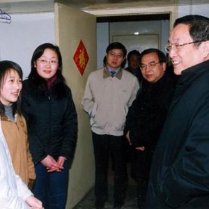 俞正聲同志照片集            2005年5月16日，中共中央政治局委員、湖北省委書記俞正聲在武漢大學(xué)學(xué)生宿舍與學(xué)生們交談。
