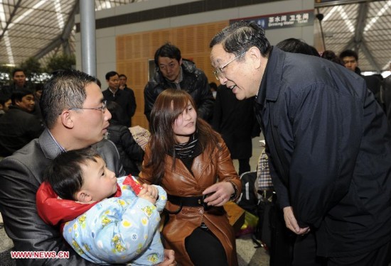 俞正聲同志照片集            2010年2月11日，中共中央政治局委員、上海市委書記俞正聲在上海火車南站視察春運(yùn)工作時(shí)與旅客交談。