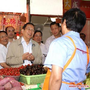 俞正聲同志照片集            2010年6月17日，中共中央政治局委員、上海市委書記俞正聲視察上海市徐匯區(qū)。