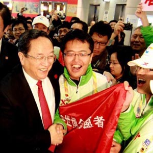 俞正聲同志照片集            2010年10月31日，中共中央政治局委員、上海市委書記俞正聲看望上海世博會的志願(yuàn)者。