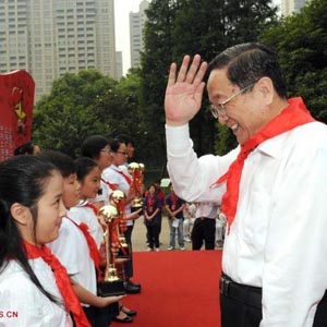 俞正聲同志照片集            2011年5月31日，中共中央政治局委員、上海市委書記俞正聲為上海市“十佳少先隊(duì)員”獲獎(jiǎng)學(xué)生頒獎(jiǎng)。