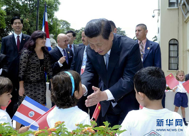 6月3日，中國國家主席習近平在聖何塞會見哥斯達黎加立法大會主席門多薩及各政黨代表。 這是習近平在立法大會門口與小朋友們打招呼。新華社記者 張鐸 攝