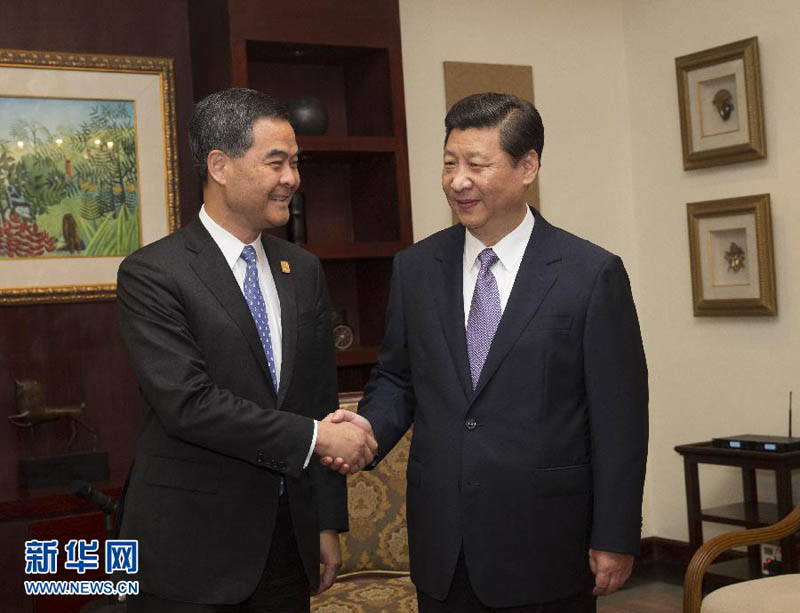 10月6日，國家主席習(xí)近平在印度尼西亞巴厘島會見前來出席亞太經(jīng)合組織第二十一次領(lǐng)導(dǎo)人非正式會議的香港特別行政區(qū)行政長官梁振英。新華社記者蘭紅光攝