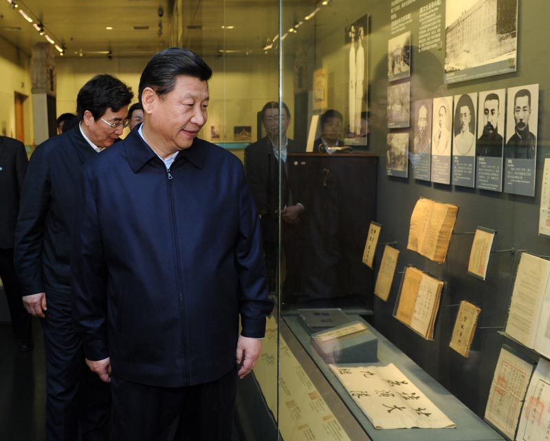 中共中央總書記、國家主席、中央軍委主席習(xí)近平近日在北京市考察。這是習(xí)近平在首都博物館參觀北京歷史文化展覽。 新華社記者 張鐸 攝