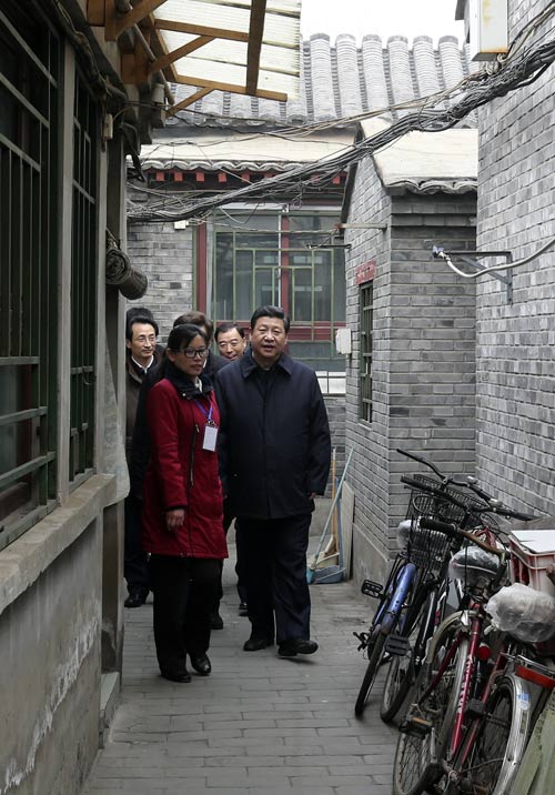中共中央總書記、國家主席、中央軍委主席習近平近日在北京市考察。這是習近平在東城區雨兒胡同察看大雜院居民生活。 新華社記者 丁林 攝