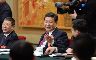 夢想就像中國足球 想了才有可能
3月5日下午,習近平總書記來到上海代表團,與代表們一起審議政府工作報告。總書記談到,中國五千年文明是世界文化的河流中唯一沒有干涸斷流的文明。我們建設中國特色社會主義文化,樹立核心價值觀,必須弘揚民族傳統文化,去找我們的精氣神。文化的軟實力是國家強盛的外在標志。廖昌永講到的夢想中國的歌劇能夠到世界舞臺上去,這些事情我們要作為一個追求目標去做。就跟我談中國足球一樣,看起來比較遙遠,但是還得講啊,你沒有這個夢想,也不去想,就根本達不到,你想了才有這可能。
要種苗圃而不是做盆景 自貿區開局良好、運行有序。習近平總書記提出要求,自貿區建設就是要建成制度創新的高地,做到可復制可推廣,而不是政策窪地,要種苗圃而不是做盆景。深化國企改革是篇大文章 “深化國企改革是篇大文章。”習近平對大家說,國有企業不僅不能削弱,還要加強,要在深化改革中自我完善,要鳳凰涅重生,不能不思進取、不思改革、抱殘守缺,要切實擔當起社會責任,樹立良好形象。社會治理的重心必須落到城鄉社區 聽了朱國萍的故事,總書記十分感慨:朱國萍講到的創新社會管理,故事講得好、很生動,大家都愛聽故事。“基礎不牢,地動山搖。社會治理的重心必須落到城鄉社區,社區服務和管理能力強了,社區就實了。我們國家的真正穩定,靠我們基層的同志。”調侃曹可凡變瘦:就像上海政府瘦身 審議結束后,總書記與代表們一一握手告別,看到曹可凡代表時,總書記關心地問,“好像瘦下來了嘛!看來你和上海的政府一樣,瘦身成效明顯啊!”
【詳細】