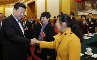 要繼續發揚敢為人先的精神
6日上午,習近平總書記在廣東代表團參加審議。習近平作了重要講話。他指出,30多年來,廣東在改革開放中很好發揮了窗口作用、試驗作用、排頭兵作用。要繼續發揚敢為人先的精神,勇於先行先試,大膽實踐探索,堅持社會主義市場經濟改革方向,加快完善現代市場體系,加快轉變政府職能,協同推進各領域改革,實施更加積極主動的開放戰略。我首次到地方考察調研就選擇廣東 習近平說,爬坡邁坎、敢於改革,廣東是有傳統的。十八大后,我首次到地方考察調研就選擇廣東,就是要在改革開放得風氣之先的地方,回顧30多年歷程,進一步宣示把改革開放繼續向前推進的決心。希望廣東繼續在全面深化改革中走在前列。深圳的發展是一個奇跡 習近平說,深圳的發展是一個奇跡。1978年我去的時候還是一個漁村,現在變成這麼一個了不起的城市。我們生長的時代是一個令人激動的時代。面臨改革大潮,我們要做改革的弄潮兒,要有強烈的歷史擔當精神。革命戰爭年代沖鋒陷陣、英勇獻身,現在,就是要勇於改革、善於改革。談結構調整:騰籠換鳥、鳳凰涅槃 總書記談到結構調整問題時,用了“騰籠換鳥、鳳凰涅槃”八個字。他說,騰籠不是空籠,要先立后破,還要研究“新鳥”進籠“老鳥”去哪。要著力推動產業優化升級,充分發揮創新驅動作用,走綠色發展之路,努力實現鳳凰涅槃。【詳細】