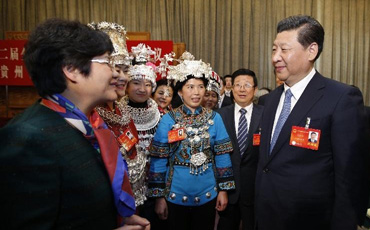 “多彩貴州”就是要追求豐富多彩
習近平7日上午參加貴州團審議,聽到大家關於生態文明建設的發言,習近平說,“多彩貴州”就是要追求豐富多彩。他詳細詢問了貴州淘汰落后產能、治理石漠化等情況。可以制作貴州的“空氣罐頭” 陳敏爾代表自豪地說,我們貴州PM2.5平均值都在50以下,空氣就是人氣,人氣有了財氣就來了。總書記表示,空氣質量直接關系到廣大群眾的幸福感。總書記幽默地說,將來可以制作貴州的“空氣罐頭”。代表們發出會心的笑聲。
回憶農村插隊歲月 對貧困群眾有天然感情 習近平在參加貴州團審議時,深情回憶起自己在農村插隊的歲月。他表示,插隊的經歷,讓我對貧困群眾有天然的感情,現在生活越來越好了,心裡更惦念貧困地區的人民群眾。總書記說,干部要看真貧、扶真貧、真扶貧,使貧困地區群眾不斷得到實惠。【詳細】