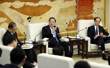 全面深化改革應結合實際探索
俞正聲5日參加湖北代表團審議。他指出,改革開放是決定當代中國命運的關鍵抉擇。全面深化改革應結合各地實際,在法律、法規允許的范圍內,努力實踐、積極探索。【詳細】
網上說一個副鎮長月工資2300元真的么?
“網上說一個副鎮長月工資2300元是真的么?”“應該是真的,村鎮干部收入不高,都是憑著一腔熱情在打拼,希望能讓鄉親們早點過上好日子。”【詳細】
今年一定到湖北去看看大家!
“好,我今年一定到湖北去看看大家!”俞正聲對大家說。湖北廳再次響起熱烈的掌聲,大家目送老書記離開會場,期盼著與他下一次的“約會”。【詳細】