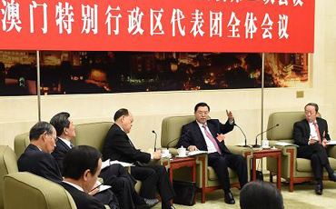 踏踏實實把澳門自身的事情辦好
6日上午,張德江在澳門代表團參加審議。張德江指出,澳門要增強憂患意識、進取意識,充分利用當前有利的時機和條件,著力解決一些深層次的發展問題。希望大家繼續支持行政長官和特區政府工作,踏踏實實把澳門自身的事情辦好,實現澳門經濟社會全面可持續發展。【詳細】