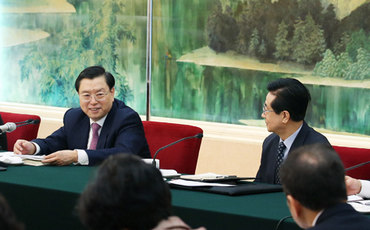 民生政策向困難群眾傾斜 做雪中送炭實事
7日上午,張德江在福建代表團參加審議。張德江說,要守住保障群眾基本生活這條民生底線,將民生政策更多地向困難群眾、困難地區傾斜,多做雪中送炭的實事,在發展經濟的基礎上逐步提高人民生活水平。向群眾承諾定要說到做到 干一件成一件 張德江說,要突出重點、狠抓落實,從老百姓最期盼、問題最突出的事情做起,在解決就業、社保、教育、醫療等民生領域的薄弱環節上下大力氣,向群眾承諾的,一定要說到做到,干一件成一件,努力取得群眾看得見、摸得著的實效。【詳細】