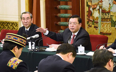 我對‘水’比較重視
9日下午,張德江在廣西代表團參加審議。張德江動情地講述起當年為民治水、依水合作的往事,“我對‘水’比較重視。中國歷史上很多城鎮都是沿河沿江而建、而興、而富。今天,水運仍然是能源消耗最低,運量最大,運輸成本有競爭力的重要運輸方式和節能減排方式。”要“兩條腿走路” 張德江在與來自龍勝的苗族代表蔣錦坤交流時,他勉勵大家要“兩條腿走路”,一方面靠自力更生、努力奮斗,另一方面靠國家和社會扶持,“我們共同努力,脫貧致富奔小康,貧困地區、困難群眾一樣有光明的前景,一樣有美好的未來。廣西是好地方 曾在廣東工作5年多的張德江,對廣西并不陌生。說起廣西發展的成績、優勢和潛力,他如數家珍:“縱向比,廣西年年都有新發展,年年都有新進步;橫向比,廣西在西部地區的發展速度、發展質量可圈可點。這個成績來之不易”。【詳細】