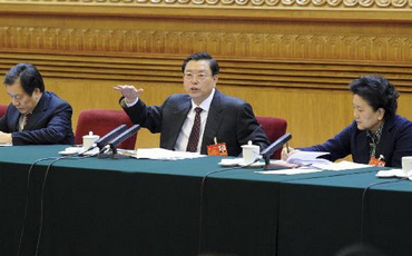 要利用治理大氣污染倒逼機制
11日上午,張德江在河北代表團參加審議。他強調,要利用治理大氣污染倒逼機制,打好調整經濟結構、化解過剩產能這場攻堅戰,淘汰落后生產能力,提高產業集中度,推動鋼鐵、水泥等傳統產業轉型升級。要抓住京津冀協同發展的戰略機遇,找準自身功能定位,扎實做好與京津在基礎設施、產業要素、市場政策等方面的對接工作,主動服務首都功能疏解,承接京津產業轉移,切實加快解決河北發展面臨的化解產能過剩、大氣污染防治、推進新型城鎮化建設等問題。【詳細】