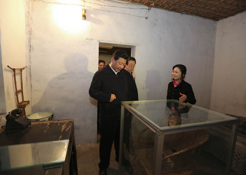 3月17日至18日，中共中央總書記、國家主席、中央軍委主席習近平在河南省蘭考縣調研指導黨的群眾路線教育實踐活動。這是3月17日，習近平參觀焦裕祿同志紀念館。 新華社記者丁林攝