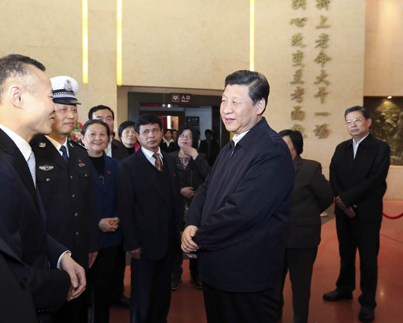 3月17日至18日，中共中央總書記、國家主席、中央軍委主席習近平在河南省蘭考縣調研指導黨的群眾路線教育實踐活動。這是3月17日，習近平在參觀焦裕祿同志紀念館時同焦裕祿親屬和基層模范干部代表親切交流。 新華社記者丁林攝