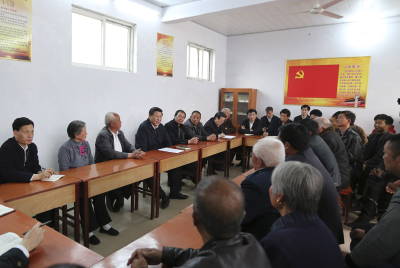 3月17日至18日，中共中央總書記、國家主席、中央軍委主席習近平在河南省蘭考縣調研指導黨的群眾路線教育實踐活動。這是3月17日，習近平在東壩頭鄉張莊村村委會與干部群眾座談，聽取意見和建議。 新華社記者丁林攝