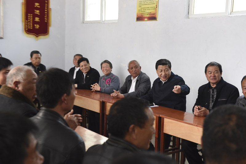 3月17日至18日，中共中央總書記、國家主席、中央軍委主席習近平在河南省蘭考縣調研指導黨的群眾路線教育實踐活動。這是3月17日，習近平在東壩頭鄉張莊村村委會與干部群眾座談，聽取意見和建議。 新華社記者李學仁攝