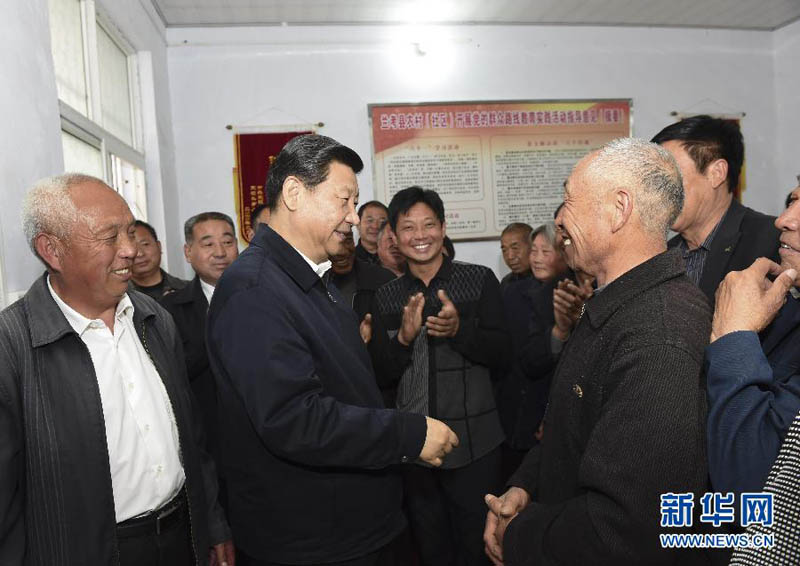 3月17日至18日，中共中央總書記、國家主席、中央軍委主席習近平在河南省蘭考縣調研指導黨的群眾路線教育實踐活動。這是3月17日，習近平在東壩頭鄉張莊村村委會與干部群眾交流。 新華社記者李學仁攝