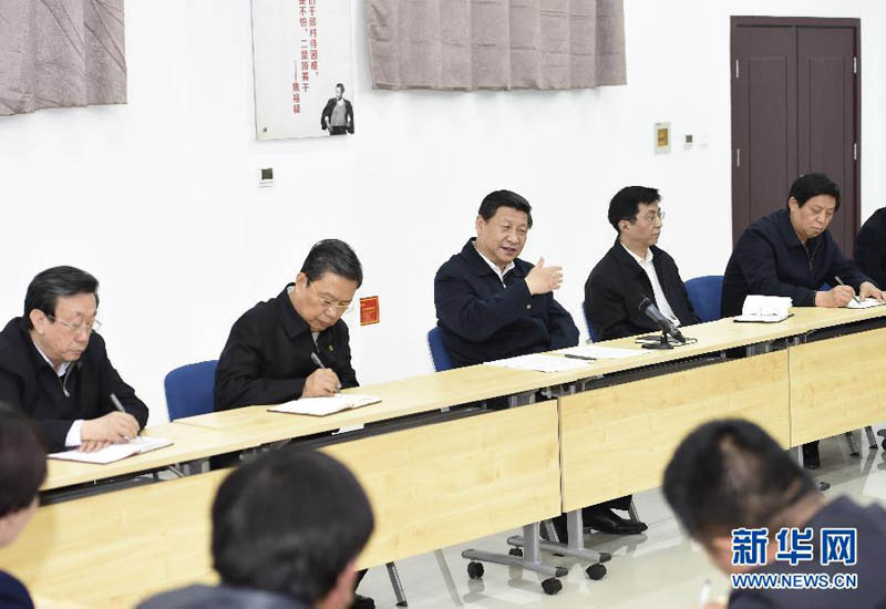 3月17日至18日，中共中央總書記、國家主席、中央軍委主席習近平在河南省蘭考縣調研指導黨的群眾路線教育實踐活動。這是3月17日，習近平在焦裕祿干部學院同在此學習的蘭考縣部分鄉村干部學員座談。 新華社記者李學仁攝