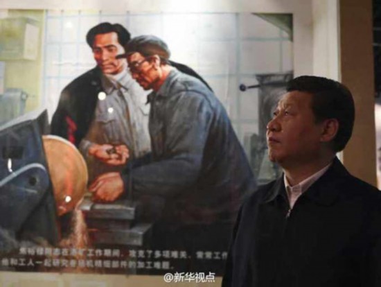 參觀過程中，總書記認真聽取講解。在焦裕祿半身銅像、“十條工作方法”電子屏、“干部十不準”圖示、辦公桌和舊藤椅等展品前，他仔細察看。