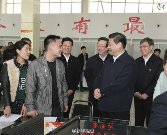 習近平來到蘭考縣為民服務中心。